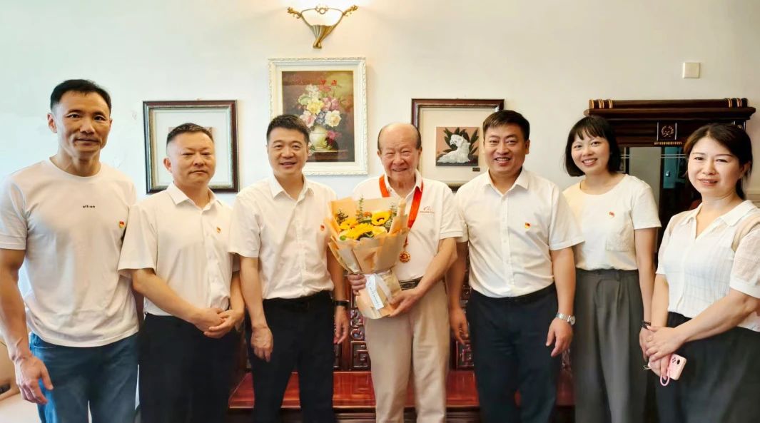 省首页- yl6809永利集团中国官方网站集团党委走访慰问老党员 宣告“庆幸在党50年”留想章并奉上节日问候